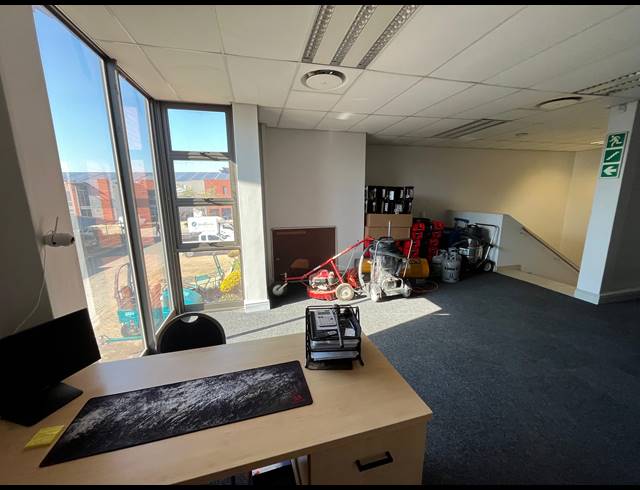 302M² WAREHOUSE TO LET IN STIKLAND INDUSTRIAL